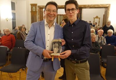 Michael Blume (li., mit dem SPD-Vorsitzenden Maurice Baumann) hatte eine jüdische Thora mitgebracht