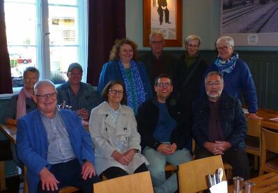 Gemeinsamer Besuch des Bürgerbahnhofs mit Hellmut Dinkelaker (u. re.) und Stefan Schilpp (2.u.re))